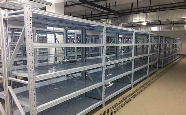 甘肃铸件仓提速：条码+窄通道方案实测——兼论仓储货架层载设计